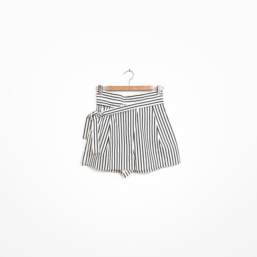 Zara Paperbag Waist Shorts - Picture 2 of 4